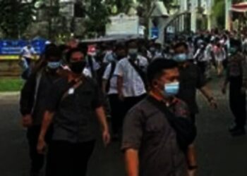 Peserta Vaksinasi Covid-19 di Sport Center Alam Sutera Meluber ke Jalan