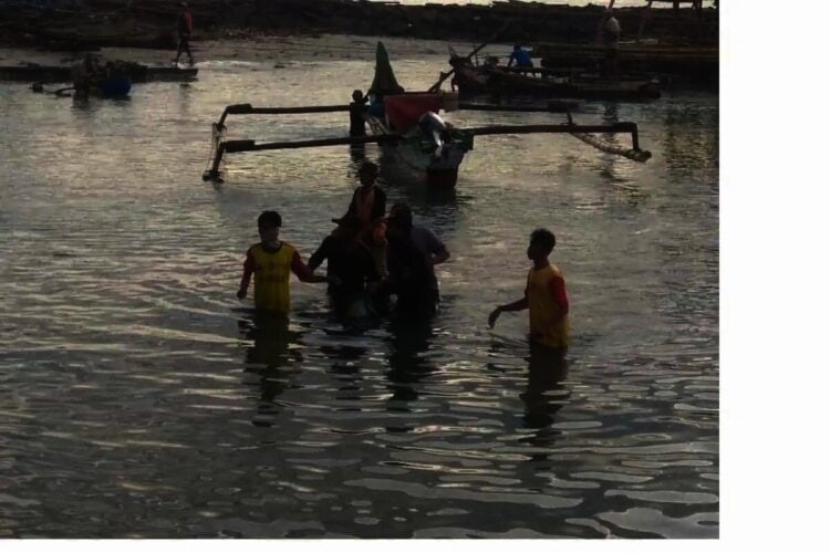 Akhirnya Jasad Santri Terseret Ombak di Lebak Ditemukan Terapung