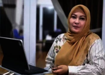 BERI PENJELASAN - Bupati Pandeglang Irna Narulita, sedang memberi penjelasan terkait Nakes yang terpapar Covid-19. (ISTIMEWA)