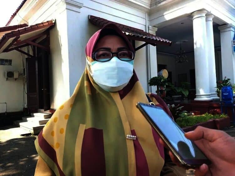 WAWANCARA–Kepala Dinkes Pandeglang, Raden Dewi Setiani, sedang di wawancara wartawan, di lingkungan Pendopo Bupati Pandeglang, Rabu (7/7/2021). (NIPAL SUTIANA/SATELIT NEWS)