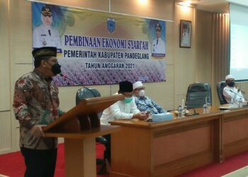 SAMBUTAN–Sekda Pandeglang, Pery Hasanudin, menyampaikan sambutan dalam acara pembinaan ekonomi syariah, di Oproom Setda Pandeglang, Jumat (16/7/2021). (NIPAL SUTIANA/SATELIT NEWS)