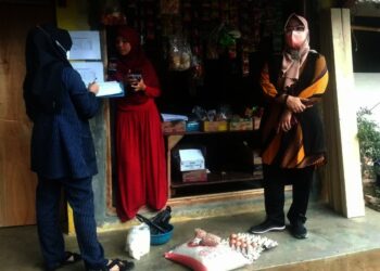 SIDAK e-WAROENG–Kepala Dinsos Pandeglang, Nuriah (kanan), didampingi jajarannya. Sedang sidak e-Waroeng di Desa Sukaraja, Kecamatan Pulosari, Kabupaten Pandeglang, Sabtu (17/7/2021). (DOKUMEN/SATELITNEWS.ID)