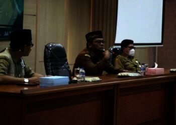RAKOR–Sekda Pandeglang, Pery Hasanudin, didampingi jajarannya, sedang memberikan arahan kepada seluruh jajaran LPTQ Kecamatan, di Oproom Setda Pandeglang, Senin (26/7/2021). (NIPAL SUTIANA/SATELITNEWS.ID)