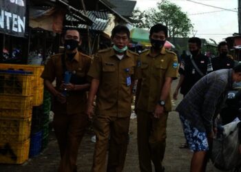 TINJAU LOKASI–Jajaran pegawai Diskoperindag Kabupaten Serang, saat meninjau situasi Pasar Kendayakan, belum lama ini. (DOKUMEN/SATELITNEWS.ID)