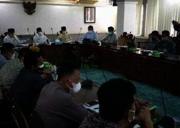 RAPAT KOORDINASI–Sekda Kabupaten Serang, Tb Entus Mahmud Sahiri, memimpin Rapat Koordinasi (Rakor) terkait rencana pelaksanaan Pilkades serentak 2021, Jumat (23/7/2021). (SIDIK/SATELITNEWS.ID)