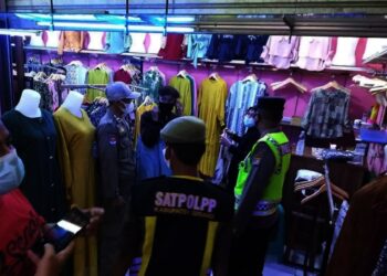 PANTAU PEDAGANG–Petugas gabungan, melakukan pantauan ke sejumlah wilayah dimasa penerapan PPKM Darurat, beberapa waktu lalu. (ISTIMEWA)