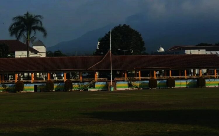 ALUN – ALUN SEPI–CFD dihentikan sementara. Situasi Alun-alun Pandeglang tak seperti biasanya, terlihat sepi, Minggu (18/7/2021). (NIPAL SUTIANA/SATELITNEWS.ID)