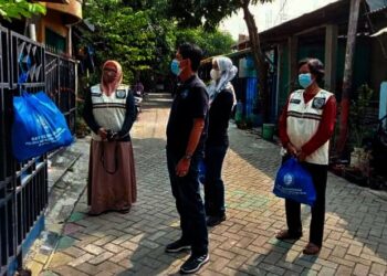 Satgas Covid Tingkat RW Ingatkan Prokes Sambil Bagikan Bantuan Makanan