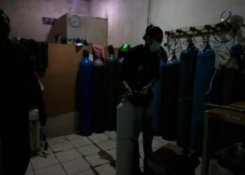 Tak Punya Tabung, Pasien Covid-19 Menginap di Depan Toko Oksigen