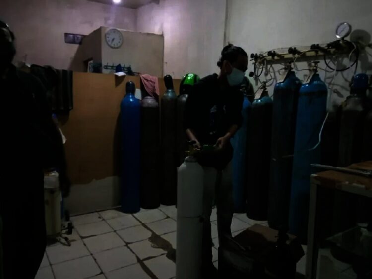 Tak Punya Tabung, Pasien Covid-19 Menginap di Depan Toko Oksigen
