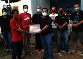 BERIKAN BANTUAN–Belasan anggota TVCI Chapter Serang, mewakili 100 anggotanya, datang ke markas relawan Fesbuk Banten news (FBn) di rumah singgah pasien, jalan Glatik, Tegal Padan, Drangong, Kota Serang, Minggu (25/7/2021). (SIDIK/SATELITNEWS.ID)