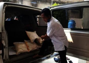 Beras Bagi 2.000-an Tukang Ojek di Lebak Mulai Diambil Pihak Kecamatan