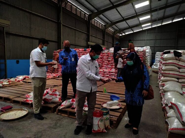 CEK BERAS DI BULOG–Tim Dinsos Kabupaten Serang, cek stok dan kualitas beras di Bulog Sub Divre Serang, Selasa (20/7/2021). Yang nantinya akan dibagikan ke KPM PKH dan BST. (SIDIK/SATELITNEWS.ID)