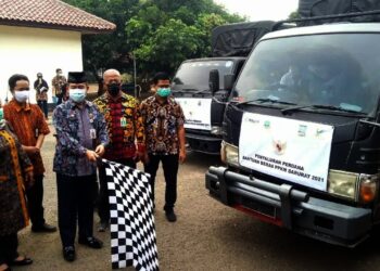 PENYALURAN BERAS–Dinas Sosial (Dinsos) Kabupaten Serang, mulai menyalurkan bantuan beras terhadap 43.000 penerima bantuan Program Keluarga Harapan (PKH) dan 116.000 penerima Bantuan Sosial Tunai (BST), Kamis (22/7/2021). (SIDIK/SATELITNEWS.ID)