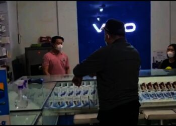 MARAH-MARAH: Bupati Tangerang Ahmed Zaki Iskandar saat memarahi karyawan sebuah toko handphone di kawasan Kelapa Dua, Kabupaten Tangerang, Sabtu (9/7/2021) malam. (ISTIMEWA)