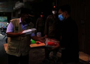Aparatur Kecamatan Tegakkan Aturan Sambil Bagikan Makanan, Curhat Pedagang: Sudah Lelah
