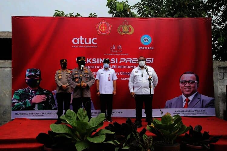 Kapolri Akselerasi Vaksinasi Buruh di Pasar Kemis