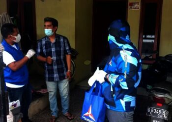 SALURKAN BANTUAN–Jajaran pengurus dan kader DPD Partai Demokrat Provinsi Banten, sebar bantuan untuk warga yang sedang Isoman, di wilayah Serang dan sekitarnya, Rabu (14/7/2021). (SIDIK/SATELITNEWS.ID)