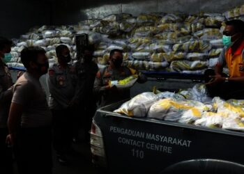 BANSOS BERAS–Polres Serang menerima Bantuan Sosial (Bansos) beras, sebanyak 30 ton untuk dibagikan kepada masyarakat di Kabupaten Serang, Jumat (30/7/2021). Bansos itu dari Presiden RI Joko Widodo, yang dikirim menggunakan kontainer. (ISTIMEWA)