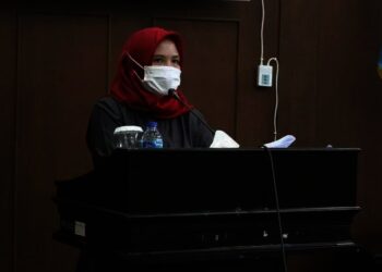 HADIRI RAPAT PARIPURNA DPRD–Psikolog yang juga anggota DPRD Pandeglang, Rika Kartikasari, di acara Rapat Paripurna DPRD Pandeglang, beberapa waktu lalu. (ISTIMEWA)