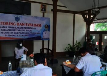 MONEV–Camat Pandeglang, Melly Dyah Rahmalia, bersama jajaran aparatur Kelurahan, Polsek dan Koramil setempat, menggelar Monitoring dan Evaluasi (Monev) PPKM tingkat Kecamatan dan PPKM Mikro tingkat Kelurahan, di Aula Kecamatan Pandeglang, Rabu (14/7/2021). (ISTIMEWA)