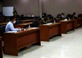 TES TULIS–Para peserta Calon Dirut LKM Kabupaten Pandeglang, sedang mengikuti tes, di Aula Setda Pandeglang, Kamis (15/7/2021). (NIPAL SUTIANA/SATELIT NEWS)