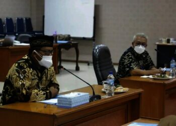 ARAHAN–Sekda Pandeglang, Pery Hasanudin, didampingi Kepala Diskominfosantik Pandeglang, Girgi Jiantoro, sedang memberikan arahan dalam rapat koordinasi di Oproom Setda Pandeglang, Kamis (29/7). (NIPAL SUTIANA/SATELITNEWS.ID)