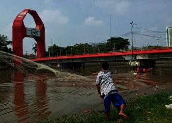 Warga Tangerang Berebut Cari Ikan Mabuk di Sungai Cisadane