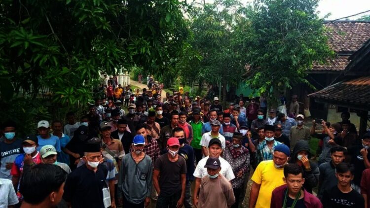 Pendukung Balon Kades Pasirlancar Kepung Kecamatan Sidangresmi