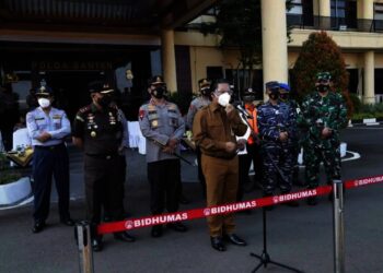 BERSAMA FORKOPIMDA - Sekda Banten Al Muktabat, bersama jajaran Forkopimda, saat memberikan imbauan terkait PPKM Darurat. (ISTIMEWA)