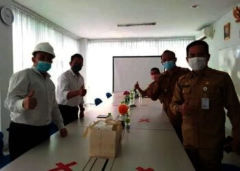 PENINJAUAN–Asda I Setda Serang, Nanang Supriatna, didampingi Camat Cikande, Mochamad Agus, meninjau produksi gas oksigen di Cikande, Senin (5/7/2021). (ISTIMEWA)