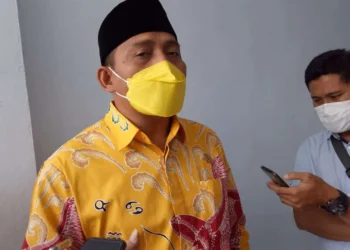 Ketua DPRD Kabupaten Serang, Bahrul Ulum, sedang di wawancara wartawan, Rabu (28/7/2021). (SIDIK/SATELITNEWS.ID)