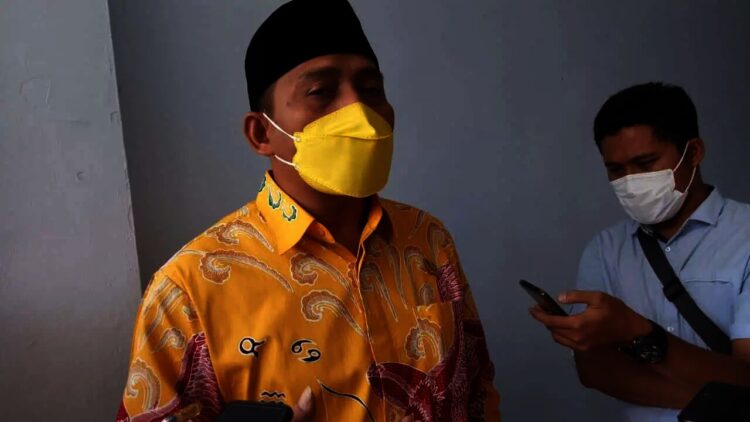 Ketua DPRD Kabupaten Serang, Bahrul Ulum, sedang di wawancara wartawan, Rabu (28/7/2021). (SIDIK/SATELITNEWS.ID)