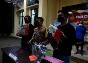 EKSPOS - Kapolres Pandeglang AKBP Hamam Wahyudi, didampingi jajarannya, menggelar ekspos penangkapan kasus dugaan pembunuhan di Cipeucang, Kabupaten Pandeglang, Rabu (28/7/2021) malam. (NIPAL SUTIANA/SATELITNEWS.ID)