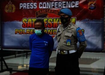 Pelaku Pembunuhan, KL (kiri), sesaat setelah ditangkap tim Reskrim Polres Pandeglang, Rabu (28/7/2021) sore lalu. (DOKUMEN HUMAS POLRES PANDEGLANG)