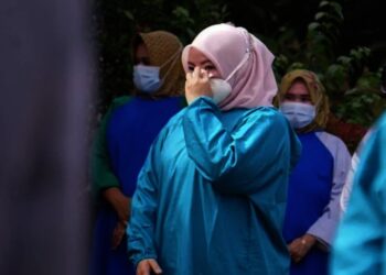 MENAHAN KESEDIHAN–Bupati Pandeglang, Irna Narulita, mengusap air matanya saat menyambut kedatangan almarhum dr Edwin, ke RSUD Berkah Pandeglang, Rabu (14/7/2021). (ISTIMEWA)