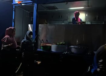 Dinas Sosial Bagikan 100 Paket Makanan untuk Pasien Isman dan Petugas