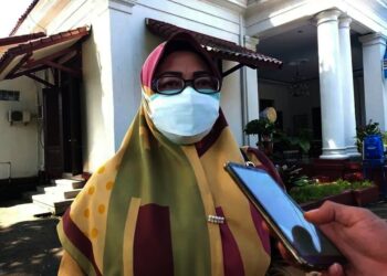WAWANCARA–Kepala Dinkes Pandeglang, Raden Dewi Setiani, saat di wawancara wartawan, di lingkungan Pendopo Bupati Pandeglang, beberapa waktu lalu. (DOKUMEN/SATELITNEWS.ID)