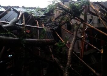 Angin Puting Beliung Rusak Puluhan Rumah di Sindang Jaya