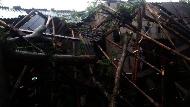 Angin Puting Beliung Rusak Puluhan Rumah di Sindang Jaya