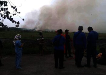 PEMADAMAN–Tim Damkar BPBD Kabupaten Serang, melakukan pemadaman atas kebakaran lahan di wilayah Ciruas, Serang, Rabu (28/7/2021). (ISTIMEWA)