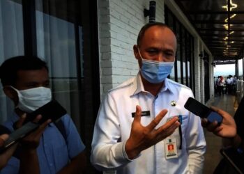 WAWANCARA–Kepala DKPP Kabupaten Serang, Suhardjo, sedang di wawancara sejumlah wartawan, Selasa (6/7/2021). (SIDIK/SATELIT NEWS)