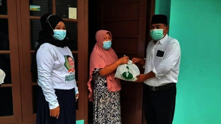 Anggota DPRD Tangsel Ini Bagi-Bagi Paket Sembako