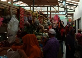 HARGA SEJUMLAH BAHAN POKOK NAIK–Suasana transaksi jual – beli bahan pokok, disebuah pasar tradisional di wilayah Kabupaten Serang, Kamis (15/7/2021). (SIDIK/SATELITNEWS.ID)