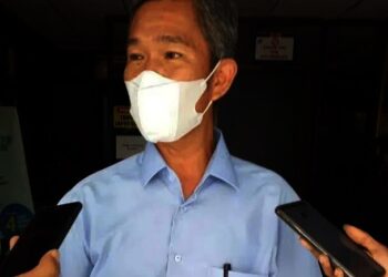 Kabag Kepegawaian dan Umum Perumda Tirta Albantani Kabupaten Serang, Udi Rosadi, sedang di wawancara, Selasa (6/7/2021). (SIDIK/SATELIT NEWS)