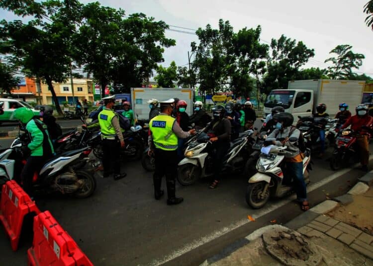 Potret Suasana Penyekatan di Jalan Daan Mogot, Kota Tangerang