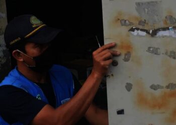 SETTING–Petugas teknisi Dishub Pandeglang, sedang menyeting lampu PJU di kawasan jalur Protokol Kabupaten Pandeglang, beberapa waktu lalu. (DOKUMEN DISHUB PANDEGLANG UNTUK SATELITNEWS.ID)