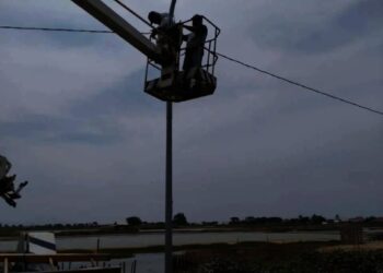 PEMASANGAN LAMPU PJU–Dinas Perhubungan (Dishub) Kabupaten Serang, memprogramkan pemasangan sebanyak 770 titik lampu Penerangan Jalan Umum (PJU), semuanya tersebar di empat rayon. (SIDIK/SATELITNEWS.ID)