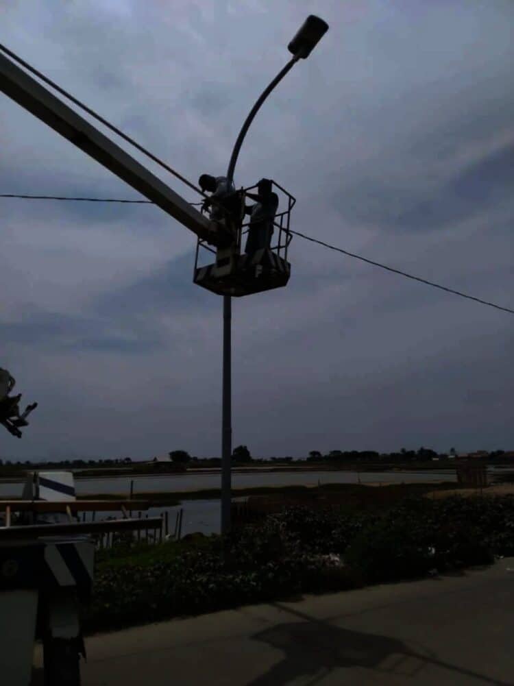 PEMASANGAN LAMPU PJU–Dinas Perhubungan (Dishub) Kabupaten Serang, memprogramkan pemasangan sebanyak 770 titik lampu Penerangan Jalan Umum (PJU), semuanya tersebar di empat rayon. (SIDIK/SATELITNEWS.ID)