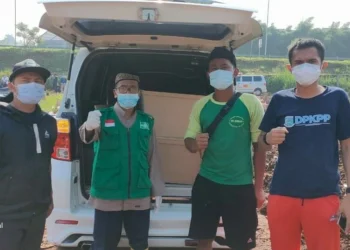 Ambulans Pengantar Jenazah Covid-19 Antre di TPU Jombang